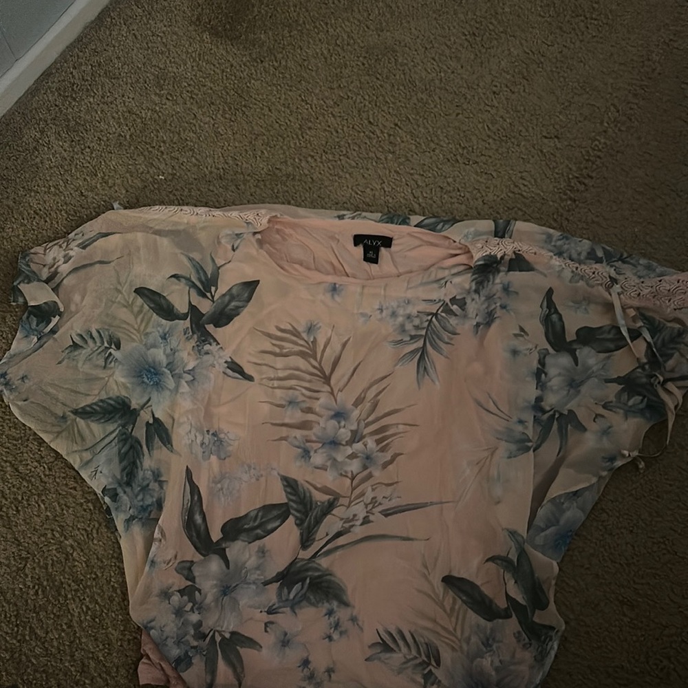 Short sleeve shirt. Size XL.